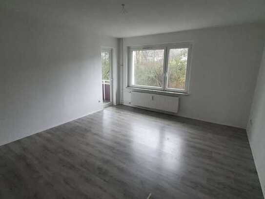 Geräumige 3-Zimmer-Wohnung mit Balkon, Badewanne/ Tageslichtbad/ ideal für Eigennutzer und Anleger!