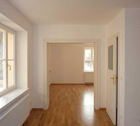 Großzügige 2-Raumwohnung mit Stellplatz - Modern saniert mit Wohnküche, Balkon und Tageslichtbad!