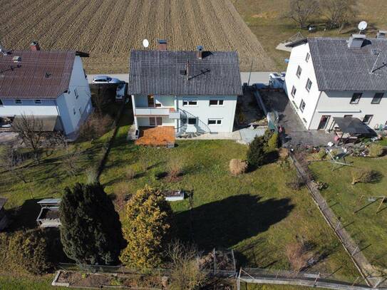 Charmantes Zweifamilienhaus mit separaten Eingängen in Straßham!