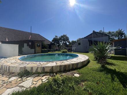 IDYLLISCHES MEHRFAMILIENHAUS MIT POOL UND FISCHTEICH