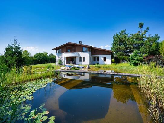 Exklusivität und Privatsphäre pur! Von der Terrasse in den Schwimmteich.