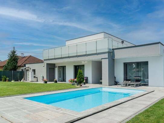 Neuer Preis! Luxuriöses Zweifamilienhaus mit Pool in ruhiger Lage!