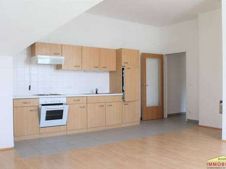 Helle schöne Dachgeschoßwohnung , 71m² - 3 Zimmer- Provisionsfrei anmieten