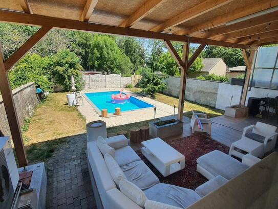 4-Zimmer-Wohnung mit eigenem Pool, Terrasse und 300m2 Garten