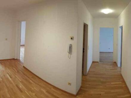 Gestalte dein neues Zuhause, 95 m², sehr ruhig gelegene 4 Zimmer Wohnung in der obersten Etage (3. Stock)