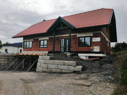 Das Haus in Ziegelbauweise, wurde von einer professionellen Baufirma gebaut und ist bereits bezugsfertig.