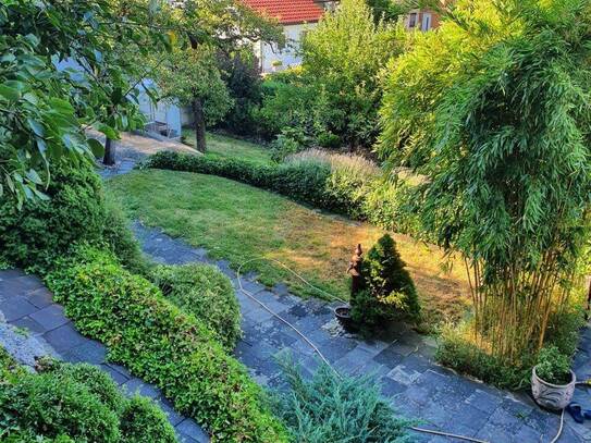 Einfamilienhaus mit Einliegerwohnung in ruhigen Wohngebieten und großen Terrassenförmigen Garten.