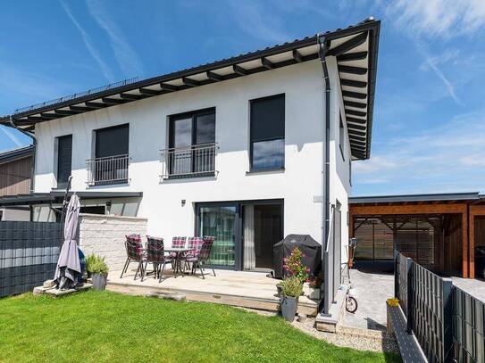 "MODERNE DOPPELHAUSHÄLFTE" mit Garten, Terrasse, Carport und unverbautem Ausblick