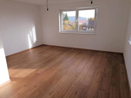 Sonnige, neu renovierte Obergeschoßwohnung im Ortszentrum von Neumarkt i. Mkr. zu vermieten!