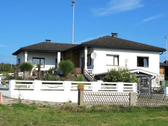 **Wunderschöne Ortsrandlage**Renovierter, familienfreundlicher Bungalow mit Terrasse und Carport