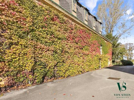 Homeoffice Paradies im historischen Schloss mit Parkblick - Wohnen mit Tennisplatz und 2.000m2 Privatgarten