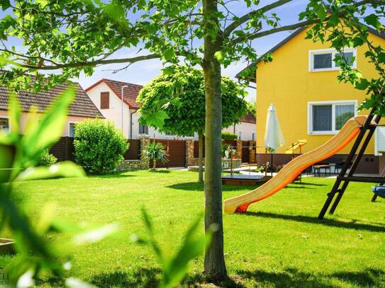 Familientraum!! Wunderschönes, gepflegtes Haus mit Gartenparadies