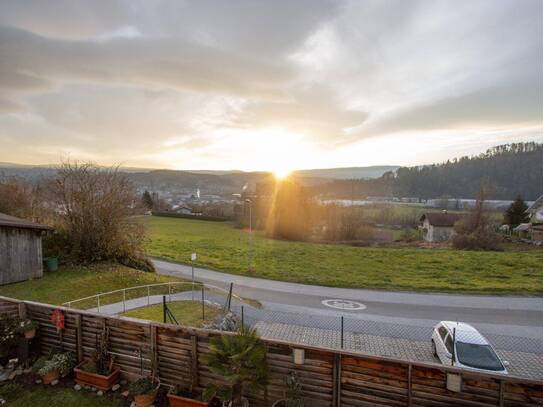 Ruhiger Jungfamilientraum mit kleinem Garten und Aussicht!