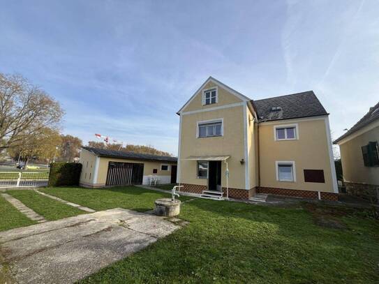 Großes Grundstück - Blick zur Burg mit renovierungsbedürftigem Haus zentral in Güssing