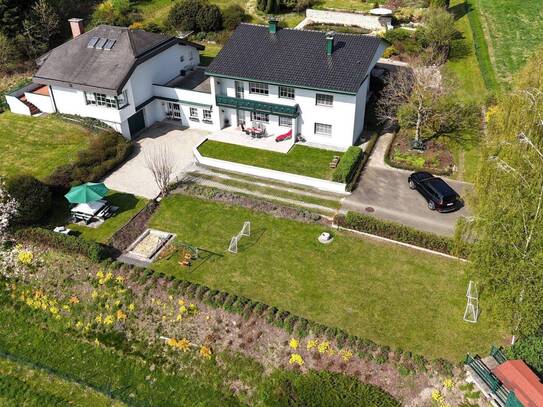 MIT VIDEO: Charmantes 2 Familien Landhaus in erhöhter Lage mit traumhafter Aussicht und idyllischer Gartenanlage im Mur…