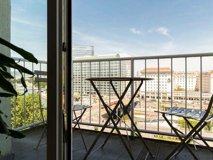 Altbauwohnung mit Balkon in der Wiener Innenstadt: Weitblick und Investment (auch als Büro nutzbar)