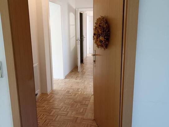 Freundliche, neu renovierte 2,5-Zimmer-Wohnung im OG. - mit Balkon und neuer Einbauküche in Graz