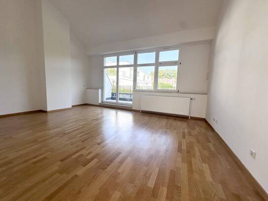 sehr ruhige und helle 3-Zimmer Wohnung mit Außenfläche und Grünblick zu mieten!