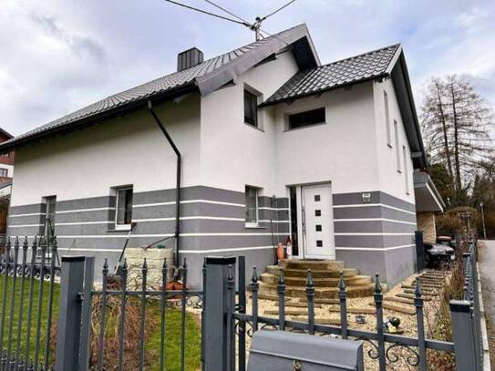 Geräumiges Wohnhaus mit Carport und Garten