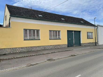 Bauernhaus mit Nebenräumen, großem Stadel, Garage, 2 Weinkeller und Innenhof im Retzer Land