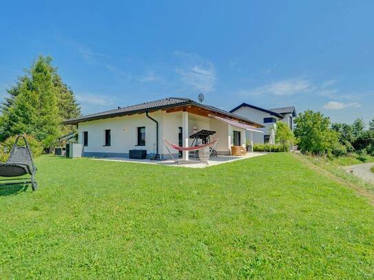 Moderner Bungalow in ruhiger Lage mit traumhafter Aussicht.