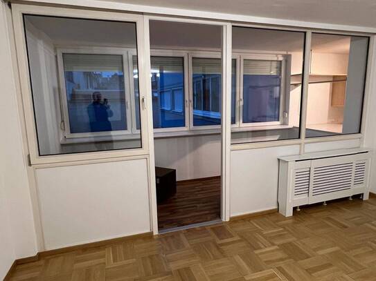 Neu renovierte Wohnung mit Aufzug und großer Garage, sowie verbaute Loggia sehr ruhig und gepflegt.