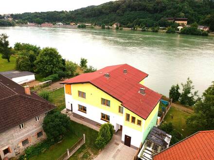 Generationenwohnhaus direkt an der Donau, mit 3 Wohnungen, Garten und Pool, nur 1 Autostunde von Wien
