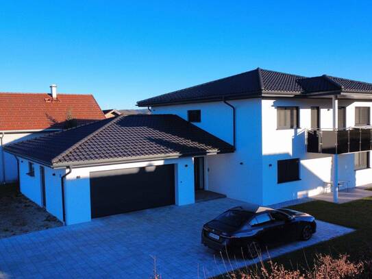 Neuwertiges Einfamilienhaus in Pfaffstätt: 5 Zimmer, Garten & Balkone zum Wohlfühlen!