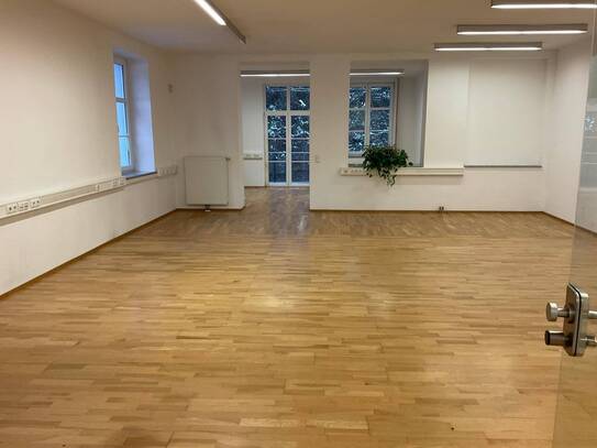 Büro oder Praxisräume mit Blick ins Grüne