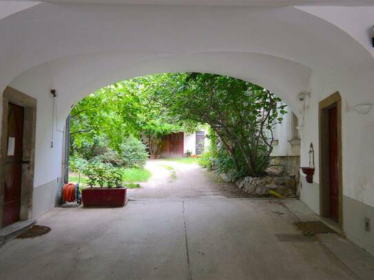 WUNDERSCHÖNE ALTBAUWOHNUNG MIT GARTENMITBENÜTZUNG IN DENKMALGESCHÜTZTEM AMBIENTE