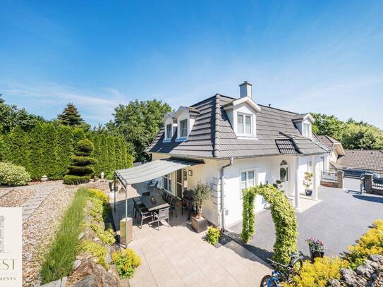 Wunderschöne Landhausstil-Villa eingebettet in einem idyllischen Gartenparadies mit Schwimmteich und Whirlpool