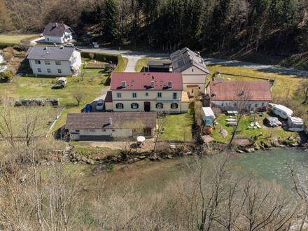 Gemütliches Haus mit 3 teilsanierten Wohnungen und direktem Flusszugang!