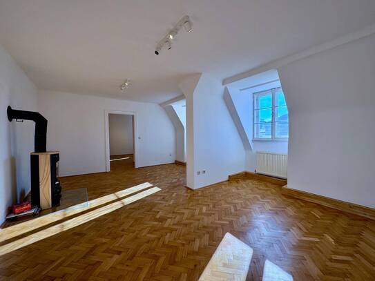 Altbau, Kamin, Parkett, Licht - Ein Wohntraum mit perfekter Anbindung!