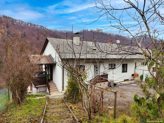 Blick auf die Burgruine Gösting. - Naturnahe Doppelhaus-Hälfte mit großem Garten und Potential.