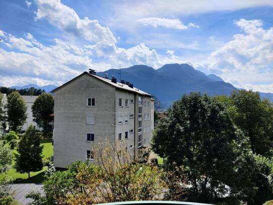 Freundliche 2-Zimmer-DG-Wohnung mit Balkon und Einbauküche in Bad Ischl