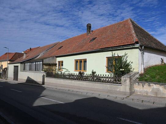 Vielseitiges Wohnen an der Retzer Stadtgrenze: 2 Einheiten, Weinkeller & Nebenräume