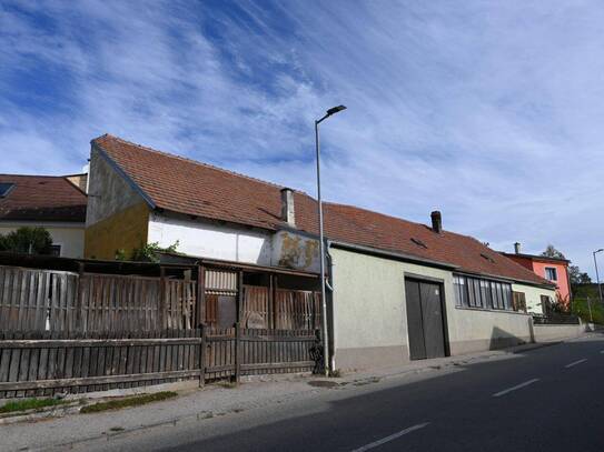 Vielseitiges Wohnen an der Retzer Stadtgrenze: 2 Einheiten, Weinkeller & Nebenräume