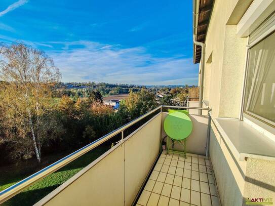 Sonnige Wohnung im Süden von Enns. - Balkon mit Blick ins Grüne, Keller & Parkplatz.