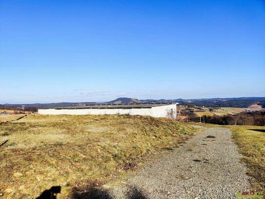 Freiland-Grundstück mit Wirtschaftsgebäude. - Fernblick zwischen St. Anna und Bad Gleichenberg.