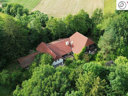 Weitläufiges Anwesen im Wienerwald auf 17.900 m² Grundstücksfläche mit Privatsee und Hallenbad!