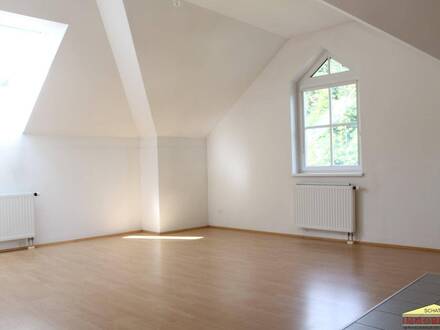 Helle schöne Dachgeschoßwohnung , 71m² - 3 Zimmer- Provisionsfrei anmieten