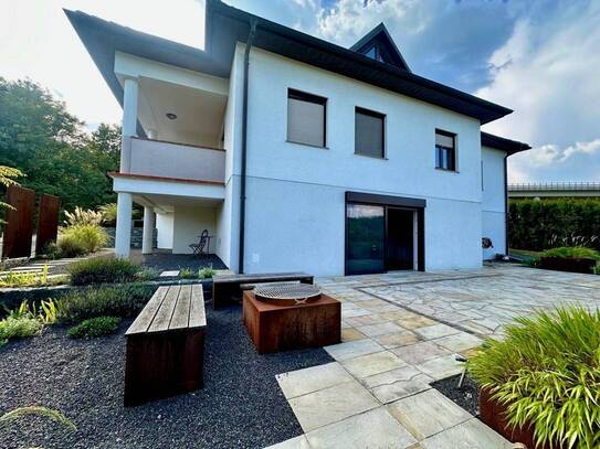 Elegantes Familienhaus mit Pool und stilvollem Garten in Sieggraben