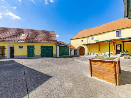 GROßZÜGIGE LIEGENSCHAFT MIT NEBENHAUS, HALLEN, WIRTSCHAFTSGEBÄUDEN UND WEINKELLER IN OBERNALB!