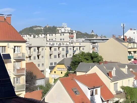 Schöne 2,5-Zimmer Wohnung mit großer Küche und Balkon mit Schloßbergblick!