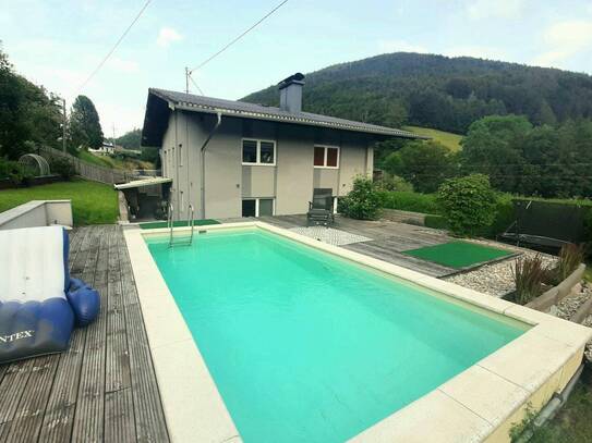 Wunderschöner Mehrfamilientraum mit Pool und Bergblick