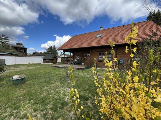 Natürlich wohnen - Einfamilienhaus mit Nebengebäude, Gartenhäuschen und Carports