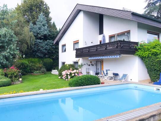 Ausblick über St. Peter - Einfamilienhaus mit Erweiterungspotenzial, großem Garten und Pool