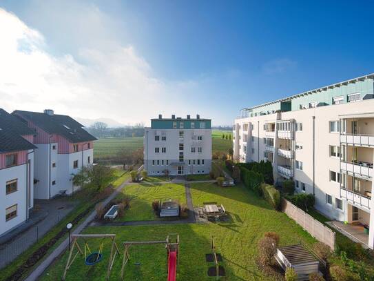 Sonnige 3-Zimmer Wohnung mit Blick ins Grüne, Loggia, Kellerraum und Tiefgaragenstellplatz.