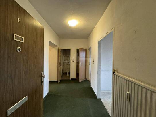 Renovierungsbedürftige Wohnung in zentraler Lage!