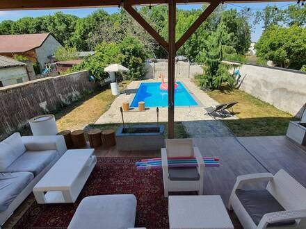 4-Zimmer-Wohnung mit eigenem Pool, Terrasse und 300m2 Garten